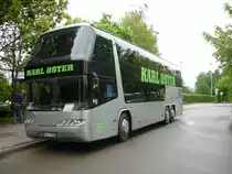 Ein Skyliner der Fa. Karl Oster kommt von einer Sch�lerfahrt aus London zur�ck. Aufgenommen am Gymnasium-Unterrieden in Maichingen.