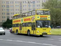 MAN-Doppeldecker Sightseeing-Bus am U-Bahnhof Strausberger Platz.