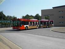 VKU-KOM 08-65 ein Mercedes Benz Citaro O 530 G II, der gerade am Lnener ZOB Hauptbahnhof eintrift.