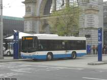 vbl Nr. 617 (Scania/Hess N280UB) am 22.5.2010 beim Bhf. Luzern. Anfangs 2009 ergnzte die vbl ihre Scania-Midibus Flotte um ein weiteres Fahrzeug. Der neue Kleine hat dabei die neue Hess Front, und ist nur 9.5 Meter lang, dem krzesten Midibus, den Hess anbietet.