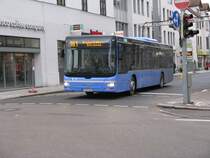 Edelwei M-ER 1042 auf der Linie 161.Dieser Lion's City hatte urprnglich die 3.Tr als Auenschwenkschiebetr, wie alle MAN Haldenwagen, das wurde jedoch umgebaut.
Nicht zuletzt die Tatsache, dass in Mnchen keine Auenschwenkschiedbetren verwendet werden, hat vermutlich dazu gefhrt, dass nur einer der Haldenwagen auch tatschlich in Mnchen im Einsatz ist.Ein weiterer ging nach Frankfurt(M), ein anderer nach Ingolstadt.