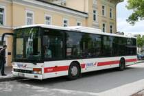Der eigentlich der VHH gehrende Setra S315NF, was man an der noch dranstehenden VHH Nummer 0333 noch leicht erkennen kann, ist wie die anderen von seinem Typ an die RMVB vermietet worden. Hier am 26.Mai 2010 am Bf.Ratzeburg.