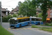 Fast wre er auseinandergebrochen, so siehts zumindest aus. In Wirklichkeit sehen die Busse der Linie 7 beim abbiegen in der Sternmatt immer so aus. Dies liegt daran, dass die Strasse dort in verschiedenste Richtungen abschssig ist. Zu sehen ist der letzte verbleibende Luzerner NAW/Hess/Siemens BGT 5-25 mit der Fahrzeugnummer 190.