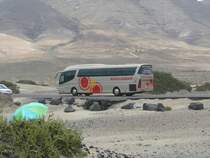 28.05.10,SCANIA-Irizar an der Playa de Famara auf Lanzarote/Kanaren.