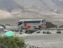 28.05.10,SCANIA-Irizar an der Playa de Famara auf Lanzarote/Kanaren.