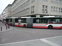 Ziemlich eng hier am Rathausplatz in Hamburg, f�r einen solangen Gelenkbus