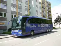 Ein Travego der Firma Hassler-Reisen aus B�blingen, an der Haltestelle Hallenbad, in Maichingen.