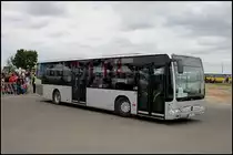Der im edlem silber-schwarzen Design gehaltene Citaro der Fa. EvoBus GmbH f�hrt als Shuttlebus zwischen dem ILA-Gel�nde und den Parkpl�tzen (MA MB 353, Typ O 530 Citaro, gesehen ILA-Bushaltestelle 13.06.2010)