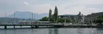 Die Seebr�cke �berquert den Seeabfluss, wo die Reuss beginnt direkt beim Bahnhof Luzern und geh�rt zu den wichtigsten Verkehrsknoten der Stadt Luzern. Hier wird sie am 8. Juni 2010 gerade von einem Anh�ngerzug �berquert.