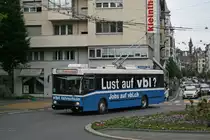 Der NAW/Hess/Siemens BT5-25 Nr. 253 ist einer von zwei Fahrschultrolleybussen der Verkehrsbetriebe Luzern, der andere ist Nr. 252. Diese Fahrzeuge mit Baujahr 1989 haben Anschl�sse um die Pedale f�r den Fahrlehrer anzuschliessen, deshalb waren die Fahrzeuge von Anfang an weniger auf Linie zu sehen, als die 28 anderen NAW-Normaltrolleybusse. Hier war 253 am 8. Juni 2010 am Bundesplatz unterwegs.
