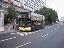 Einer der KaDeWe-Busse (3142) auf der Linie 100. Von den neuen Doppeldeckern fahren - wenn mit Werbung - fast alle nur mit Vollwerbung. 15.08.2007 Haltestelle Spandauer Str. / Marienkirche