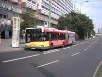 Wagen 4155 am 15.08.2007 auf der Linie TXL an der Haltestelle Spandauer Str./Marienkirche. Da die Umstellung der Linie auf Gelenkbusse sehr kurzfristig kam, ist man jetzt fleissig dabei, die Busse mit der vertraglichen Werbung zu bekleben.