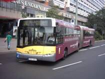 Seit dem 11.07.2007 fahren auf der Linie TXL (City Ost-Flughafen Tegel) nur noch Gelenkbusse. Damit bekommt die BVG die Versp�tungen zwar auch nicht in den Griff, aber immerhin m�ssen nicht mehr ganz so viele Leute stehen gelassen werden. Wagen 4158 am 15.08.2007 an der Haltestelle Spandauer Str./Marienkirche