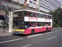 Lisa Plenzke f�hrt Bus??? Zumindest ist der Bus fast genauso alt wie sie. Noch darf Wagen 3022 in die Berliner Innenstadt. Mit Einf�hrung der Umwelt-Zone d�rfte es damit wohl vorbei sein. 15.08.2007 Haltestelle Spandauer Str./Marienkirche Linie 200 