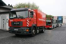 Rheinbahn 9890 (D SP 9890) ist ein Pannenhilfsfahrzeug.
Hier steht der Lkw in Ratingen Hsel am Bahnhof.
Bei dem Citaro im Bildhintergrund mu nach einer Panne die heilenden Hnde aufgelegt werden.
29.4.2010