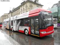 Stadtbus Winterthur Nr. 173 ''Mbel Svoboda'' (Solaris Trollino 18) am 19.6.2010 beim Hauptbahnhof. Mit diesem Trollino fhrt ein 4. Vollwerbebus in Winterthur.