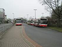 Ein Bild aus vergangenen Zeiten, hier zu sehen sind 2 Mercedes Benz O405N2 und ein MAN NL202 der BSAG. Der O405N2 auf der linken seite des Bildes ist der 4106, der NL202 hat die Wagennummer 4325. Beide Fahrzeugtypen haben mindestens 2 gemeinsame dinge, nmlich die Motorleistung von 157 KW / 213 PS und das ZF 5 HP 500 Automatikgetriebe. 