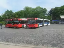 2 Solaris Urbino12 EEV und ein MB O405GN2 der BSAG stehen gemeinsam auf der Warteposition in Sebaldsbr�ck und wartenbis sie vorr�cken d�rfen. 
