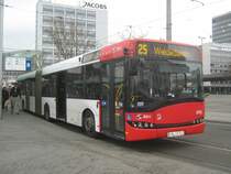 Der Wagen 4701 vom Typ Solaris Urbino18 der BSAG. Es ist der erste Solaris Urbino berhaupt, der an die BSAG geliefert wurde. Sein erster Einsatz im Linieneinsatz war der 20.01.06. Jetzt bin ich gespannt, wie lange er noch im Einsatz sein wird.
Inzwischen fhrt er mit Ganzreklame fr die Firma Horst Drzyga Rohrreinigung. 