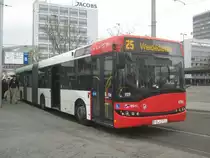 Der Wagen 4701 vom Typ Solaris Urbino18 der BSAG. Es ist der erste Solaris Urbino �berhaupt, der an die BSAG geliefert wurde. Sein erster Einsatz im Linieneinsatz war der 20.01.06. Jetzt bin ich gespannt, wie lange er noch im Einsatz sein wird.
Inzwischen f�hrt er mit Ganzreklame f�r die Firma Horst Drzyga Rohrreinigung. 