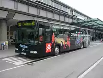 Linie 122 nach Esslingen am Flughafen Stuttgart der Fa. Fischle am 02.06.2010. 