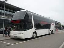 Ein Skyliner am Flughafen Stuttgart der Fa. Hanke ldt seine Fahrgste aus. Am 02.06.2010, wo auch der Airbus 380 in Stuttgart war.