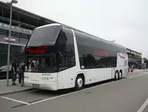 Ein Skyliner am Flughafen Stuttgart der Fa. Hanke l�dt seine Fahrg�ste aus. Am 02.06.2010, wo auch der Airbus 380 in Stuttgart war.