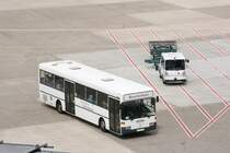 Diesen alten O405 wird vom Flughafen Dsseldorf fr Flughafenrundfahrten eingesetzt.
Aufgenommen von der Besucherterasse des Flughafen Dsseldorf am 5.5.2010.