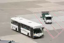 Diesen alten O405 wird vom Flughafen D�sseldorf f�r Flughafenrundfahrten eingesetzt.
Aufgenommen von der Besucherterasse des Flughafen D�sseldorf am 5.5.2010.