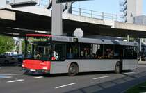 Rheinbahn 7355 (D IL 7355) am Flughafen Dsseldorf mit der linie 760.
5.5.2010 


