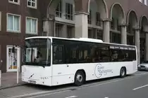 Diesen Volvo (HN V 210) wird in Essen f�r Stadtrundfahrten eingesetzt.
Hier steht er am HBF Essen und wartet auf Touristen.
6.5.2010