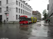 Stadtbus Winterthur Nr. 179 ''Radio/Tele Top'' (Solaris Trollino 18) am 19.6.2010 beim Wenden rund um die Hauptpost beim Hauptbahnhof. Da die Tour de Suisse wieder einmal durch Winterthur fuhr, waren auf vielen Linien massive Versp�tungen zu erwarten. Daher wurde die Linie 3 in zwei Teile (Oberseen - HB, und Rosenberg - HB) geteilt. 