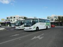 27.05.10,zwei IVECO-Irizar an der Costa Teguise auf Lanzarote/Kanaren.