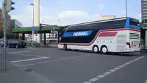 Setra Doppeldecker biegt im Mai´09 am HannoverZOB ein.