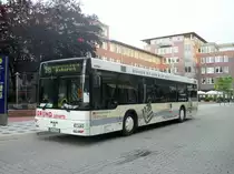 MAN NL (Kennzeichen H-AL 1960), abens gen 20:30 Uhr in der Burgdorfer Stra�e/Lehrte. Der Bus macht Werbung f�r die Lehrter-Wohnungsbau.