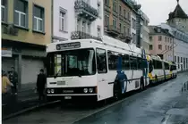 Aus dem Archiv: VBSH Schaffhausen Nr. 16/SH 38'016 Scania/FHS am 16. November 1998 Schaffhausen, Bahnhof (mit Vollwerbung f�r  Stadttheater )