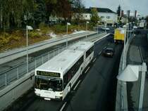 So ziemlich der einzige Bus der Linie Wels ohne Werbeaufdrucke wird gleich die Westbahn unterqueren. [03.11.06]
