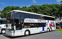 Van Hool T9 - 925 Astromega auf einem Parkplatz vor dem Siebengebirge in Knigswinter - 13.06.2010