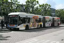Hochbahn Van Hool AGG 300 mit der Nummer 8707 und POP Werbung f�r Rainbow Tours am 21.Juni 2010 am Rathausmarkt
