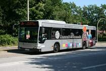 Hochbahn 2807 am 28.Juni 2010 an der Haltestelle Goldrschenweg