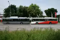 Zwei Flughafenbusse der Firma STARS an der Haltestelle Flughafenstra�e. Einmal der neue Solaris Erdgasbus 5070 und der 5060