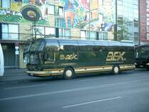 Neoplan Bus von  BEX  im Juli 2007 schon mit neuem Logo (inkl. DB-Keks) vor Berliner Hotel.

S.H.