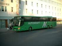 Bus der Firma Autokraft eingesetzt als Linienbus auf der Strecke Berlin - Hamburg gegen 19:00 Uhr an der Haltestelle vor dem Berliner Ostbahnhof.

S.H.