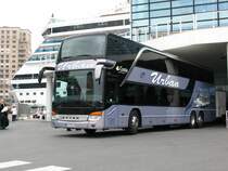 Bus der Firma Urban-Reisen im Hafen von Savonna am Terminal der Reederei Costa

S.H.