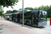 Der neue CNG Solaris von Stars und dahinter der 5060 ein O405N2 ebenfalls von Stars warten am 30.Juni 2010 an der Haltestelle Flughafenstr.