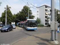 VBZ Nr. 71 (Hess Lightram3 BGGT-N2C) am 30.6.2010 beim Farbhof, wo der Wagen zuerst eine Ehrenrunde macht, bevor er an seiner Kante anhlt.