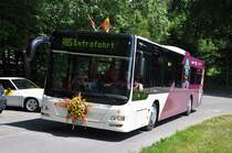 RBS, Worblaufen Nr. 4/BE 666'004 MAN mit Moonliner-Werbung am 26. Juni 2010 auf einer Hochzeits-Extrafahrt unterhalb des Bantiger.