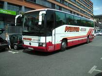 Hier ist ein Mercedes Reisebus vor dem Saarbrcker Hauptbahnhof zu sehen. Das Foto habe ich am 02.07.2010 gemacht.