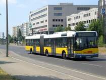 Solaris Urbino auf der Linie 154 nach U-Bahnhof Elsterwerdaer Platz an der Haltestelle Hohenschnhausen Prerower Platz.