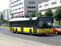 MAN Niederflurbus 2. Generation auf der Linie 256 nach Siedlung Wartenberg an der Haltestelle Hohenschnhausen Prerower Platz.